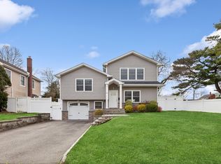 93 Central Park Rd, Plainview, NY 11803