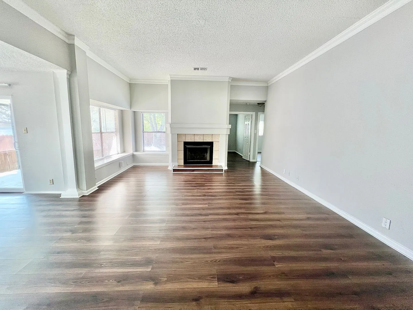 *Move In Special* Charming 3br Home Near Randolph Afb With Fireplace & Covered Patio! — Photo 2