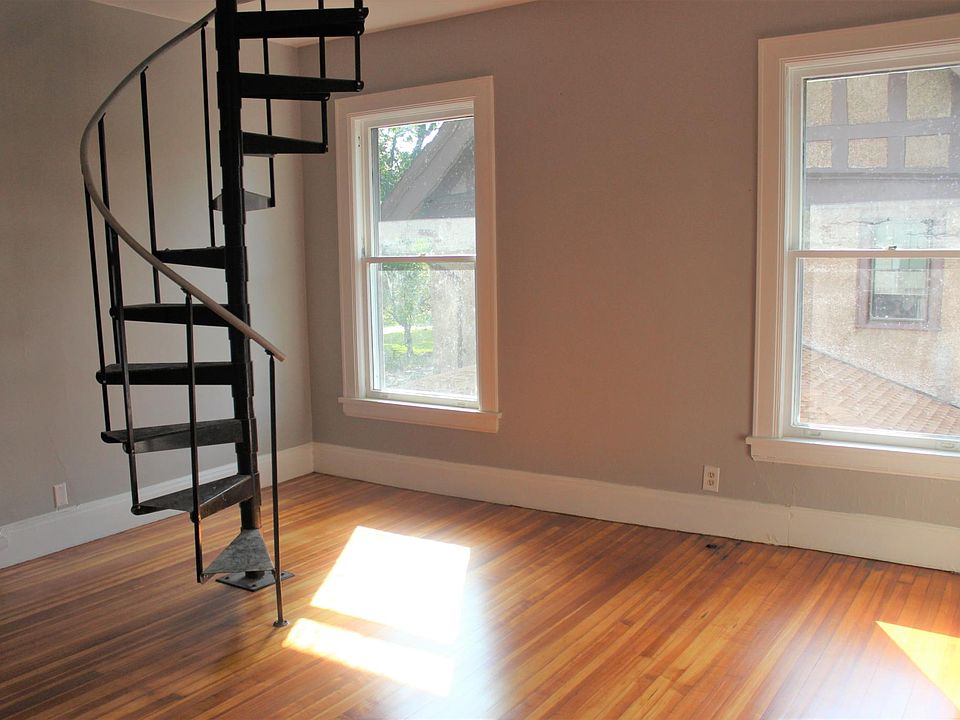 Room next to the kitchen; Overlooking a beautiful garden and pond.