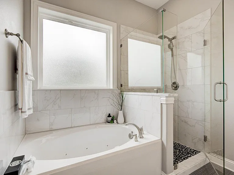 2700 Gladstone Dr — Photo 17