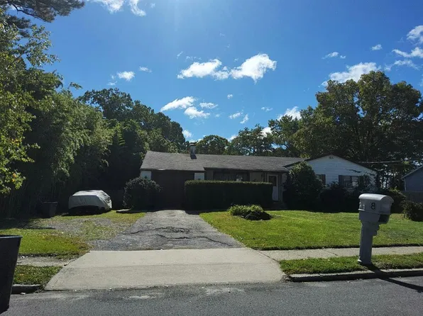 8 Ahlen Ln, Central Islip, NY 11722