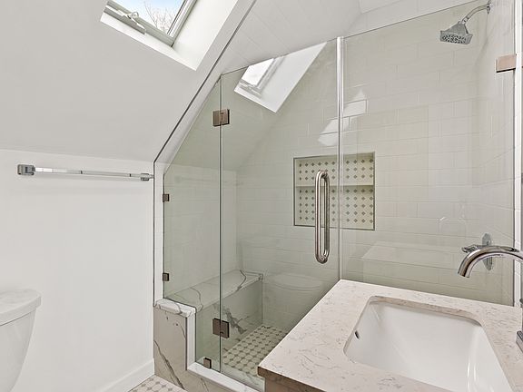 4th image of 420 Greenwood Ave #3