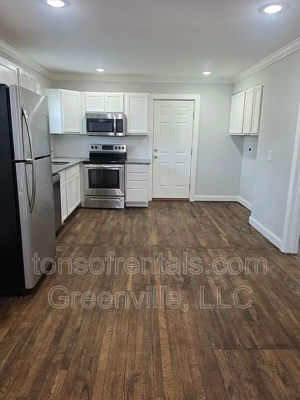 2 bed, 1.0 bath, $1,100 — Photo 3