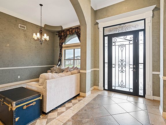 3rd image of 402 Mountain View Dr