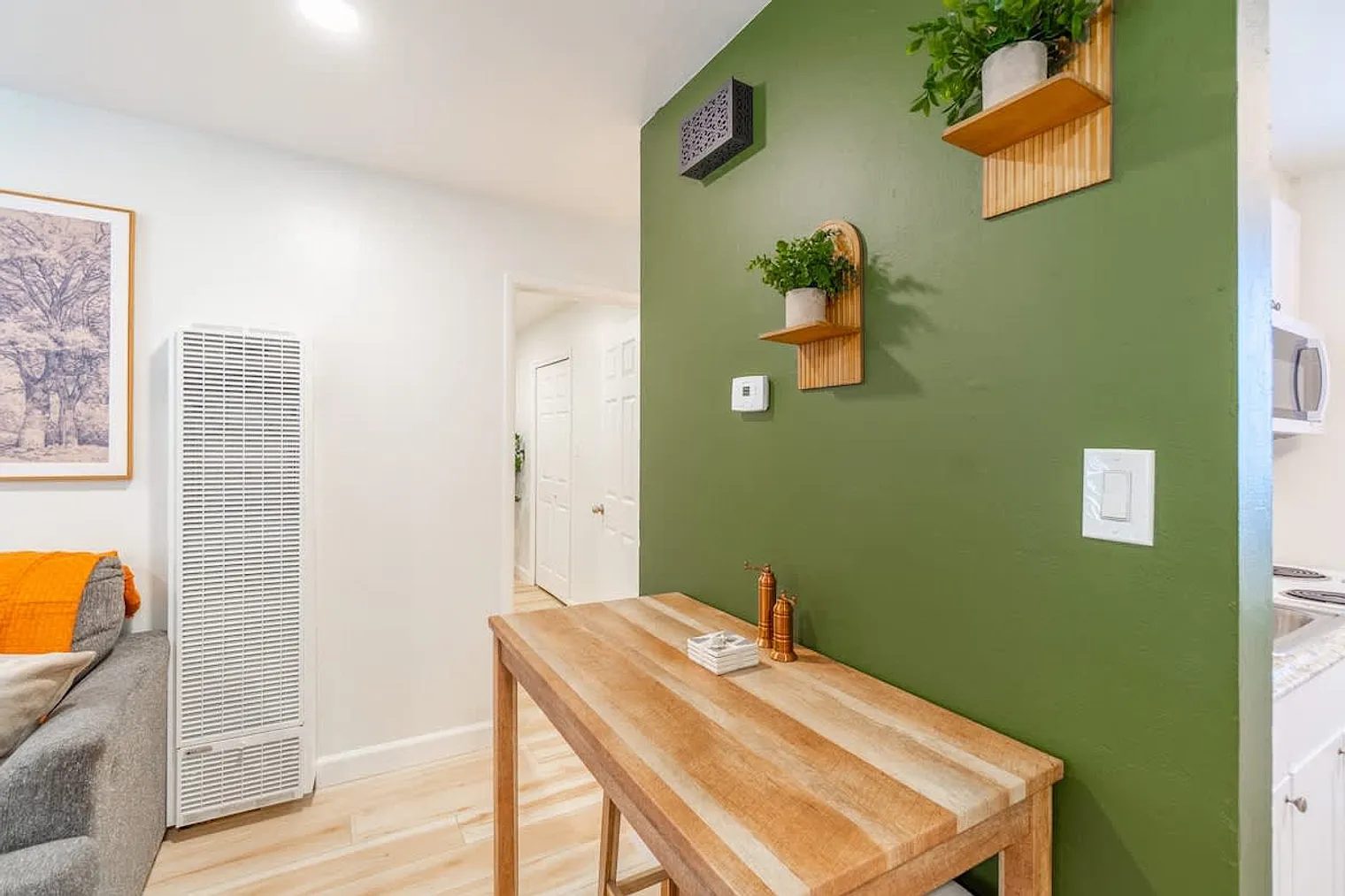 1 bed, 1.0 bath, 796 sqft, $4,144 — Photo 2