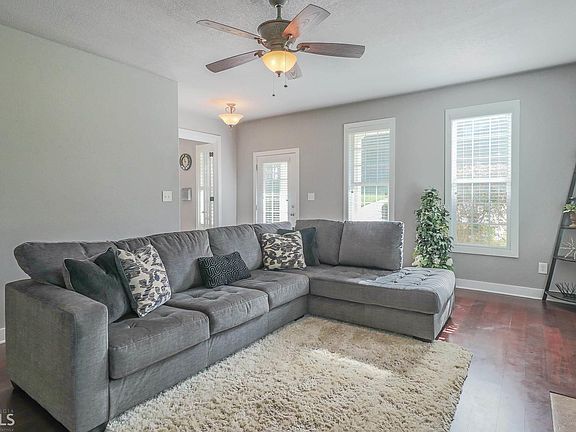 4th image of 272 Kingsbrooke Cir