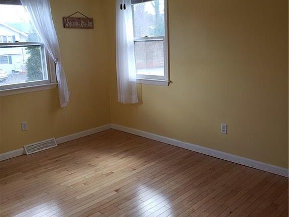 5th image of 137 Tampa St