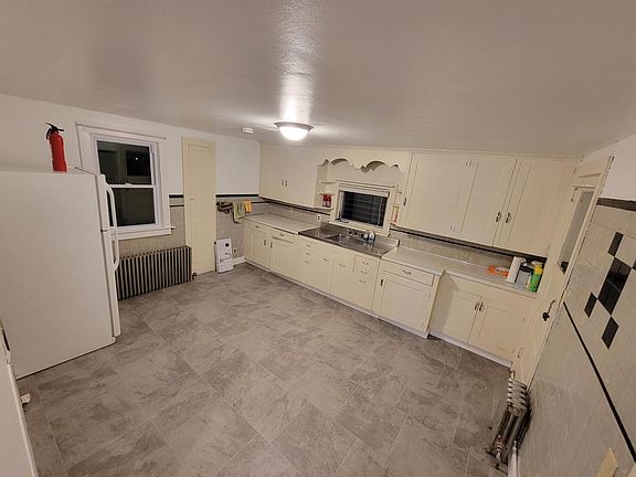 Eat-in kitchen photo 1