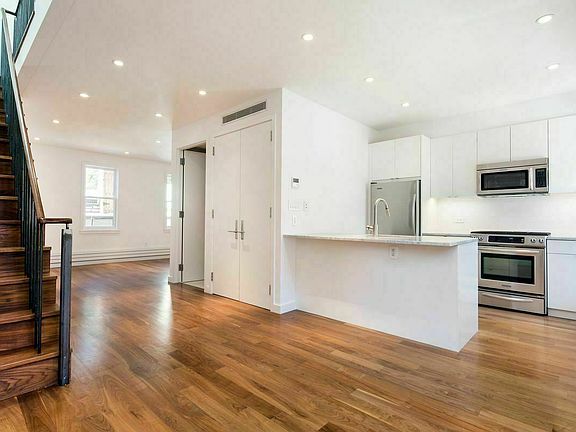 4th image of 210 Bedford Ave