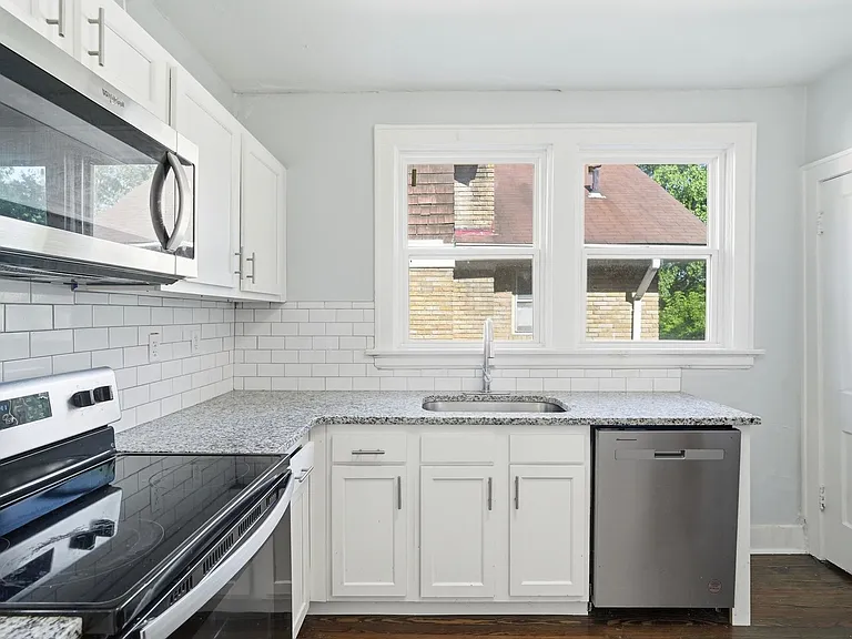 682 Greenwood Ave — Photo 16