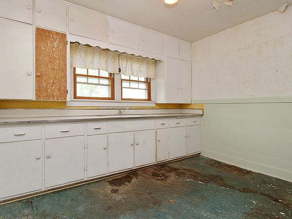 4th image of 312 N 95th Ave