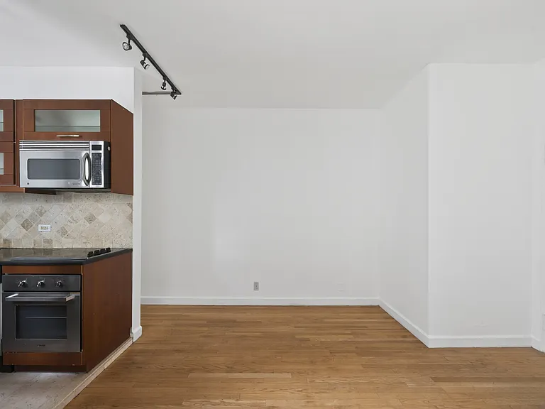 348 W 56th St #5B — Photo 3