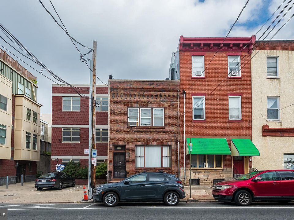 2nd image of 1027 Christian St