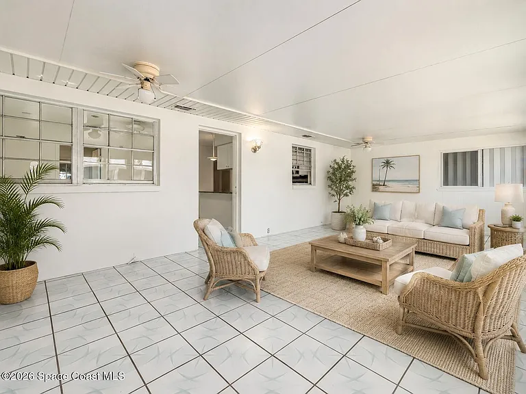 302 Emerald Pl E — Photo 12