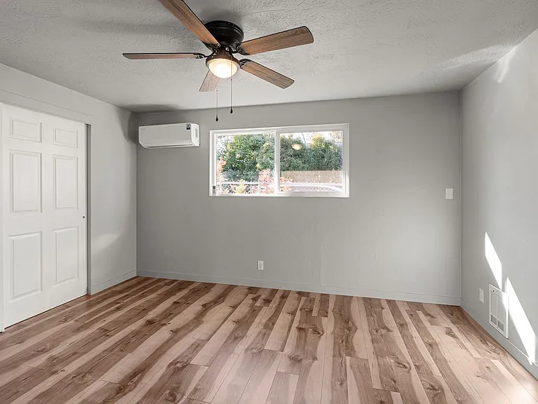 1028 W 11th St — Photo 14