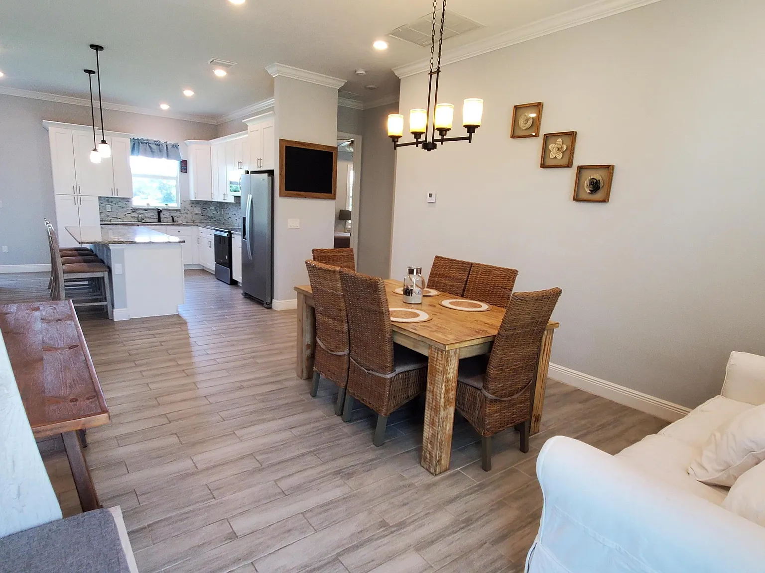 4 bed, 2.0 bath, 1625 sqft, $2,999 — Photo 2