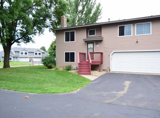 10 Oak Leaf Ln, Circle Pines, MN 55014