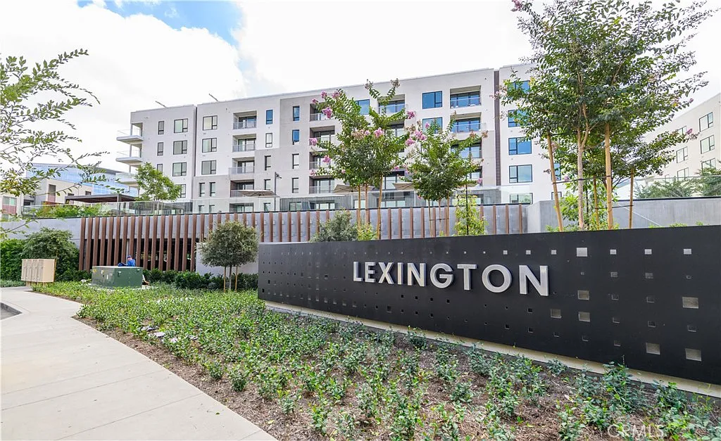 2 bed, 2.5 bath, 1821 sqft, $5,800 — Photo 1