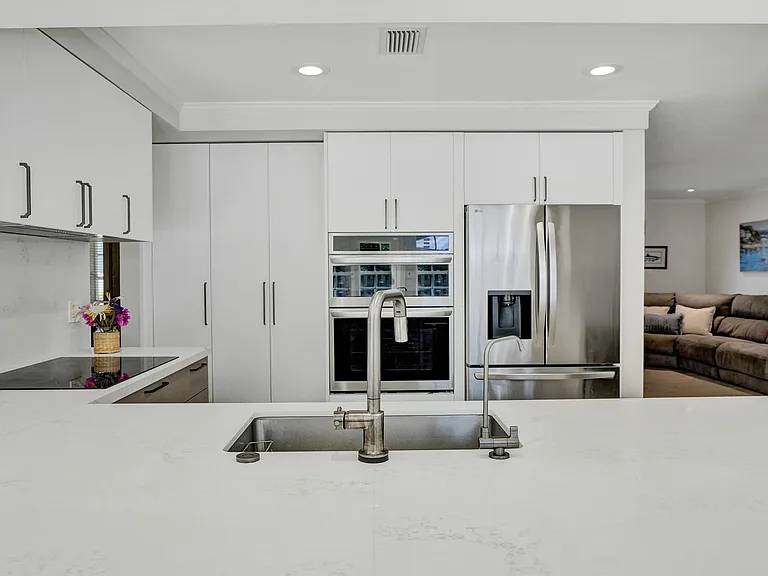 3930 NE 21st Ave — Photo 5