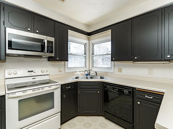 4th image of 1615 16th Ave NW