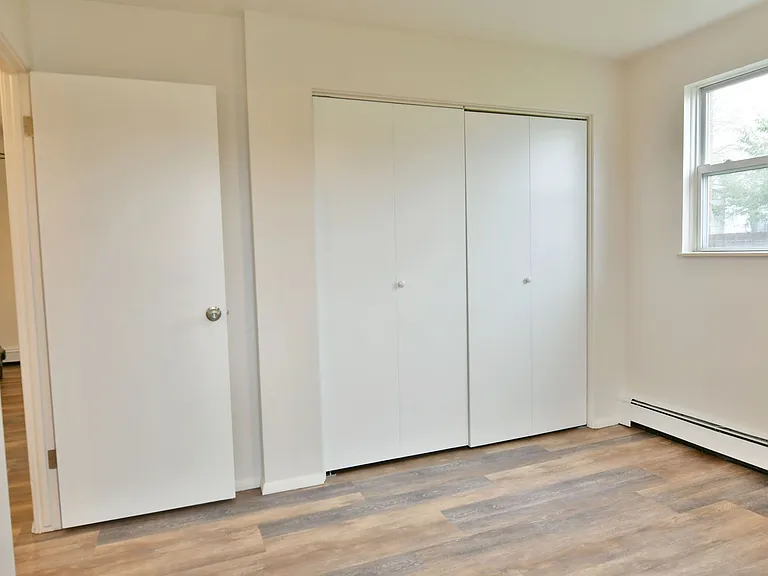 560 Gladys St — Photo 7