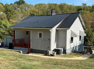 29 Creedmore Rd, Cecil, PA 15321