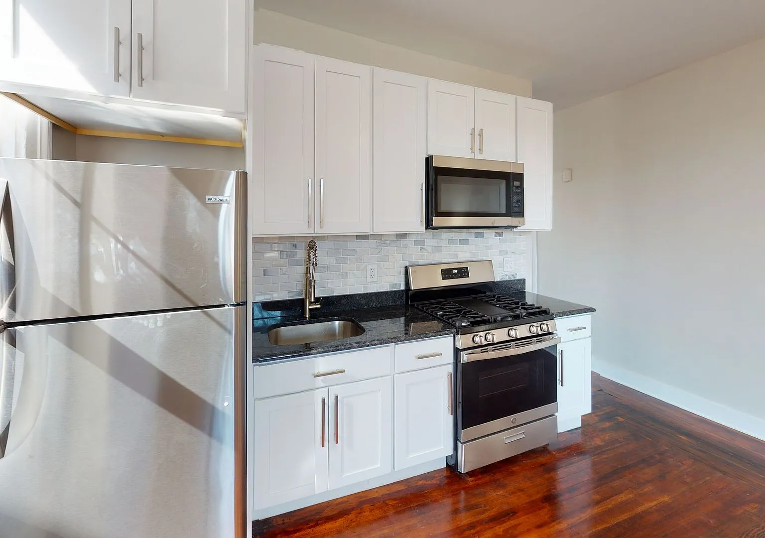 542 Chapel St — Photo 2
