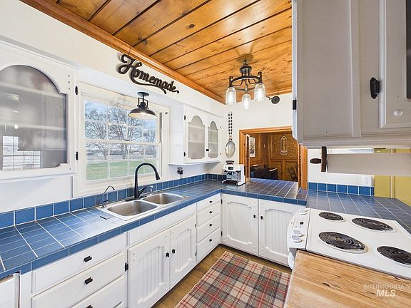 3rd image of 1747 W Central Rd