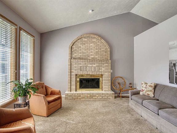3rd image of 605 Sunrise Dr