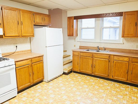 Eat-in kitchen