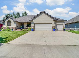 555 Queens Ct, Moorhead, MN 56560