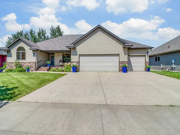 555 Queens Ct, Moorhead, MN 56560