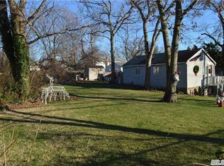 85 Woodycrest Dr, Farmingville, NY 11738