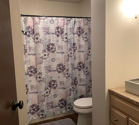 Bathroom - Shower/Tub Combo Linens Provided