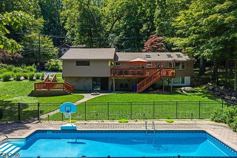 1st image of 166 Glenside Trl