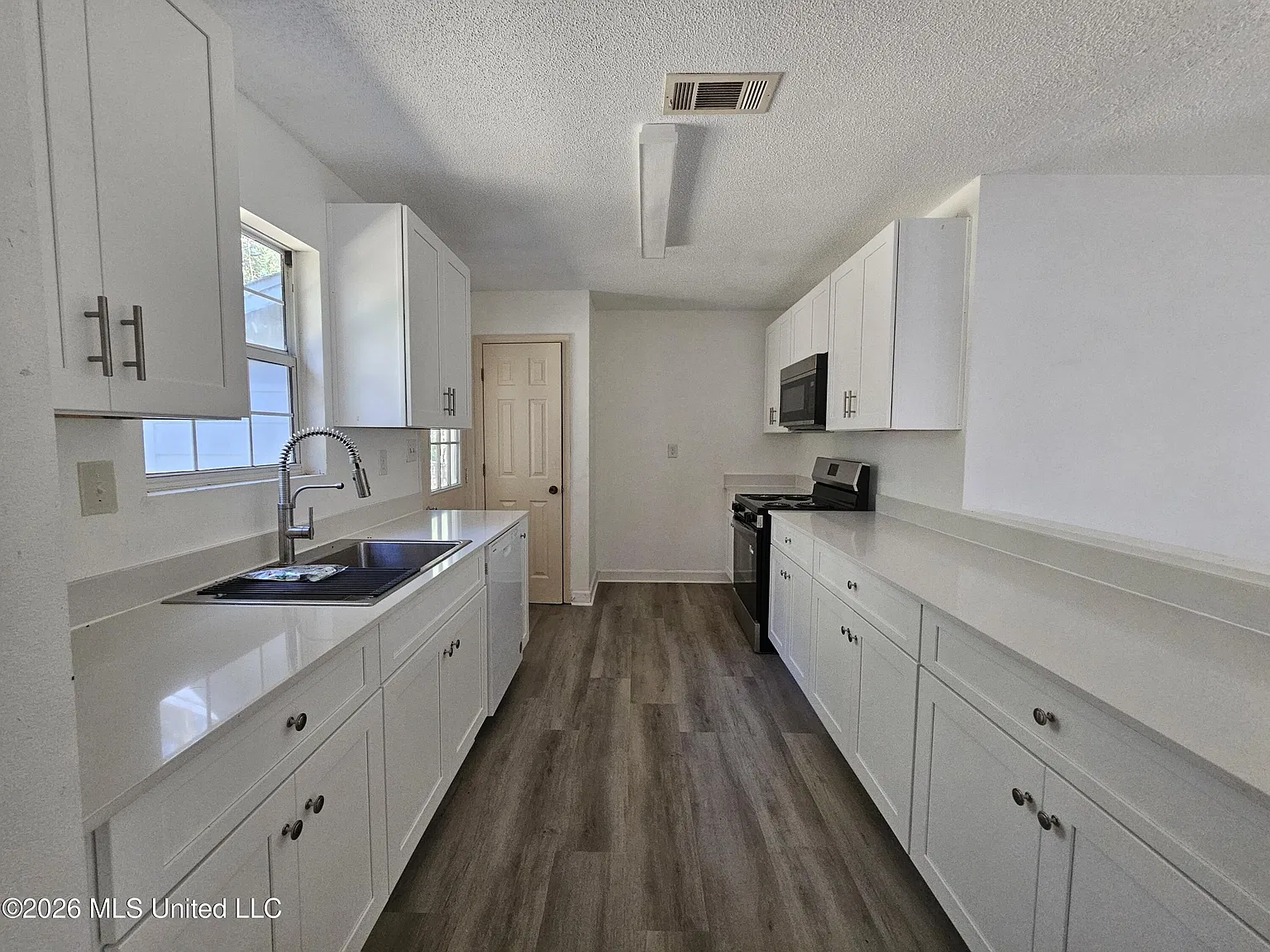 4 bed, 2.0 bath, 1300 sqft, $1,600 — Photo 3