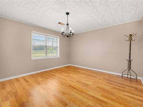 4th image of 102 Jasmine St
