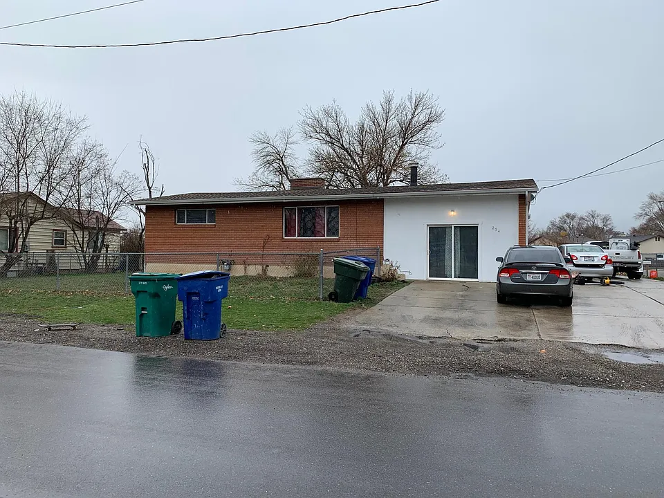 254 W 7th St
