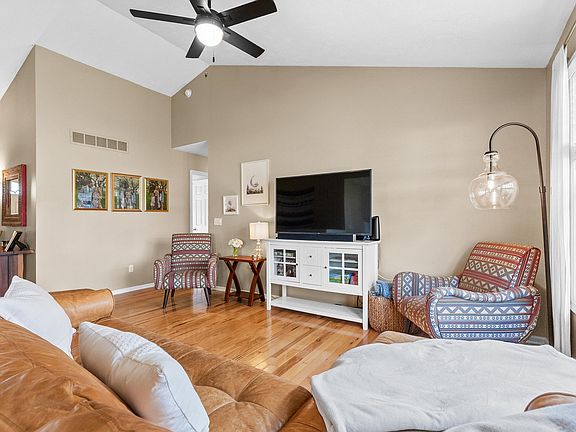 5th image of 2912 Mandarin Grove Ln