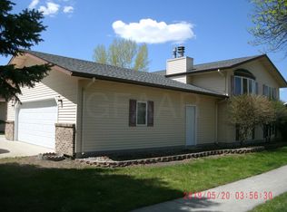 2002 Blackwood Ave, Grand Forks, ND 58201