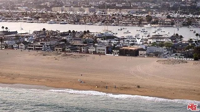 709 W Balboa Blvd — Photo 4