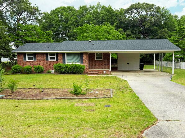 805 Myrtle Dr, Hope Mills, NC 28348