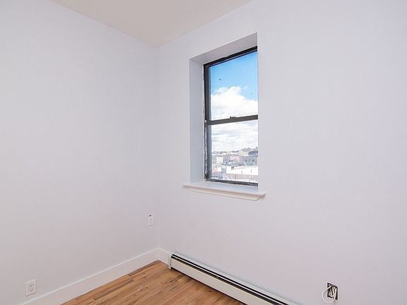4th image of 1997 Pacific St #33A