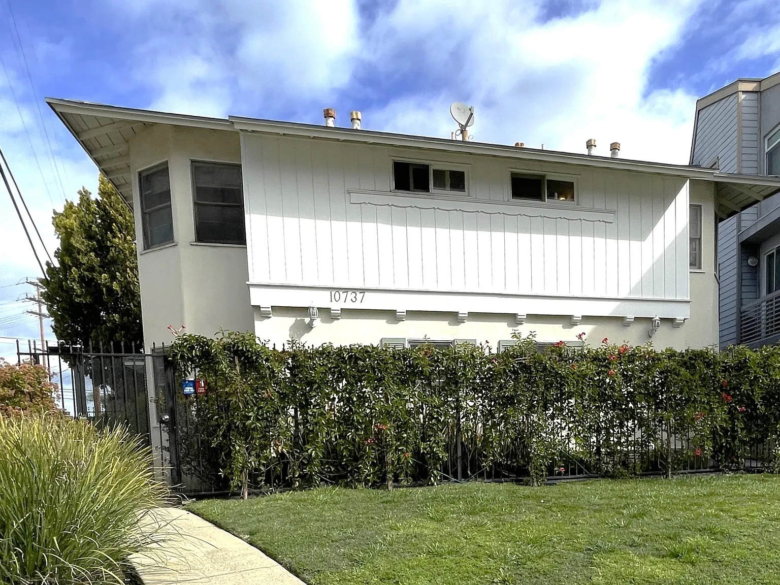 10737 Bloomfield St — Photo 1