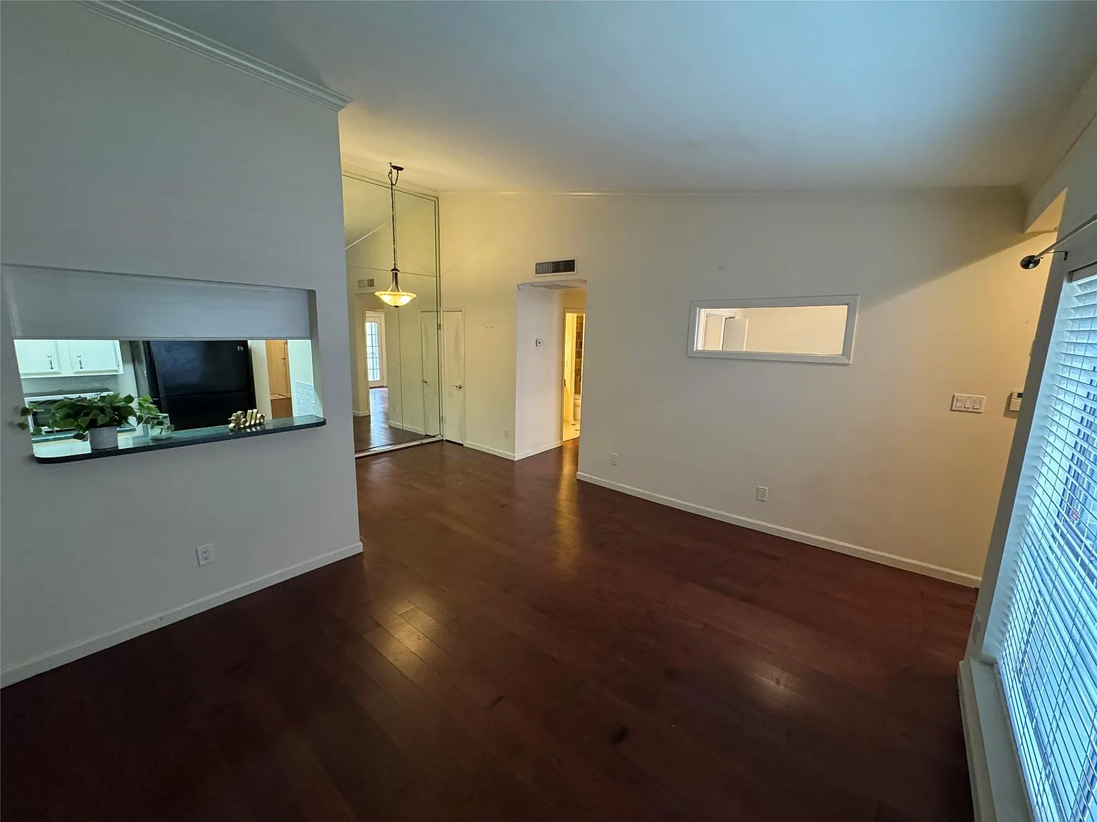 2 bed, 1.0 bath, 957 sqft, $1,300 — Photo 2
