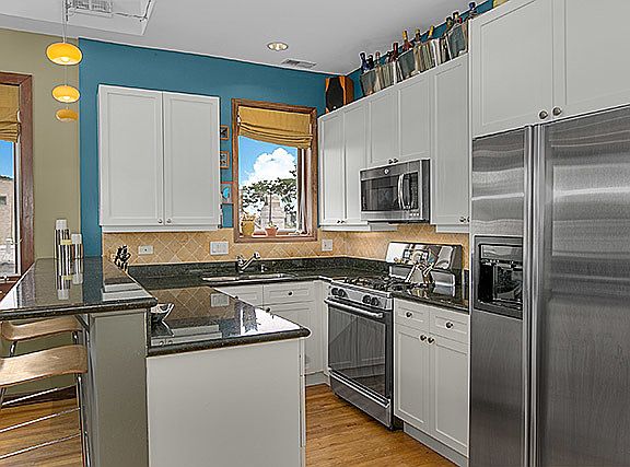 3rd image of 1051 N Wolcott Ave #3