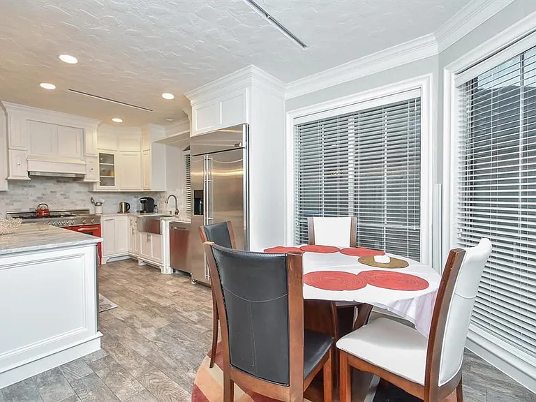 4526 Lakeside Meadow Dr — Photo 17