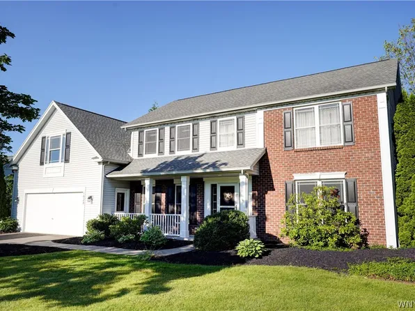 1028 Wickerton Ln, Webster, NY 14580