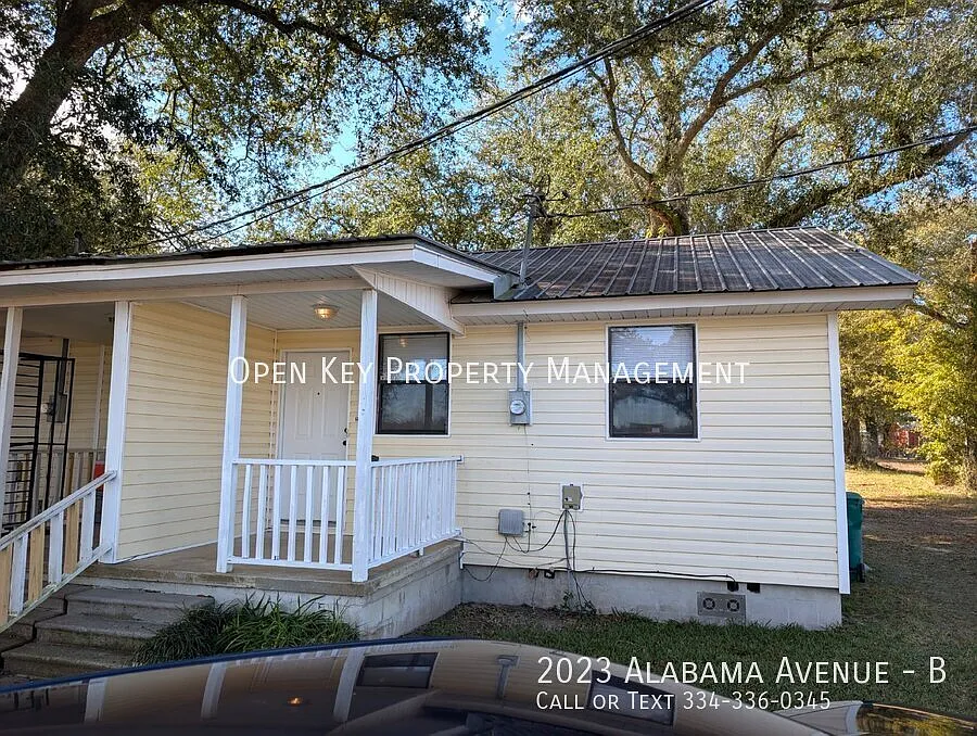 Discover this 1-bedroom, 1-bath apartment in Grand Ridge, Florida. Features a newly updated kitch... — Photo 1