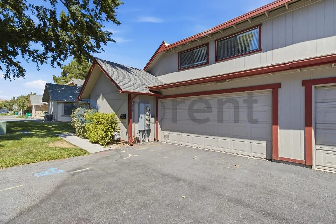 2 bed, 1.5 bath, 1059 sqft, $2,000 — Photo 2